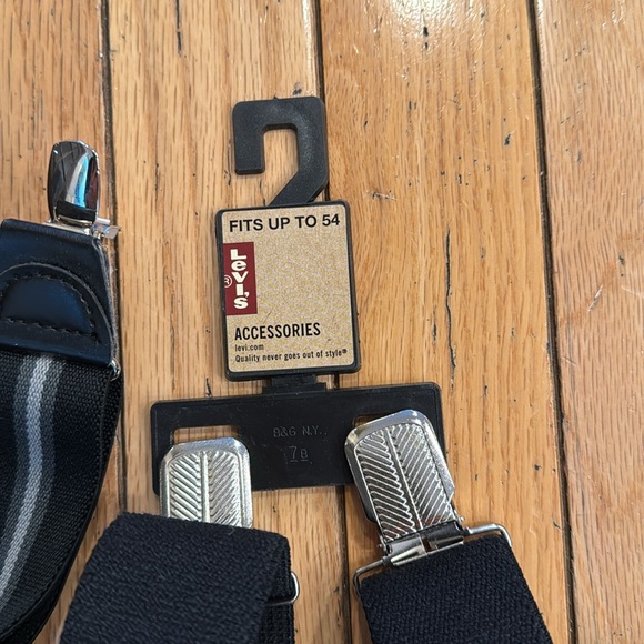 4 sets of men’s suspenders. Two have never been worn.
3 fabric, 1 leather - Picture 2 of 6